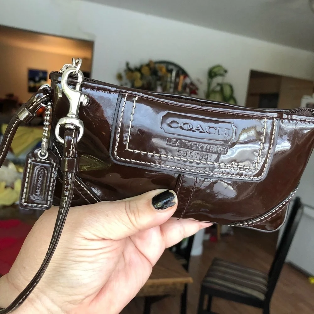 🌷♥️❤️👜🌸🌹🔥coach brown patent leather wristlet